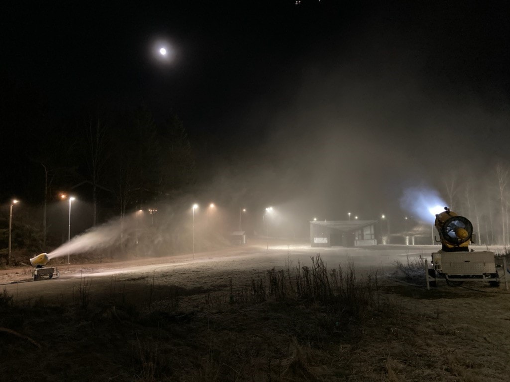 Kuldegradene er endelig her og snøproduksjonen er i gang på Linderudkollen!